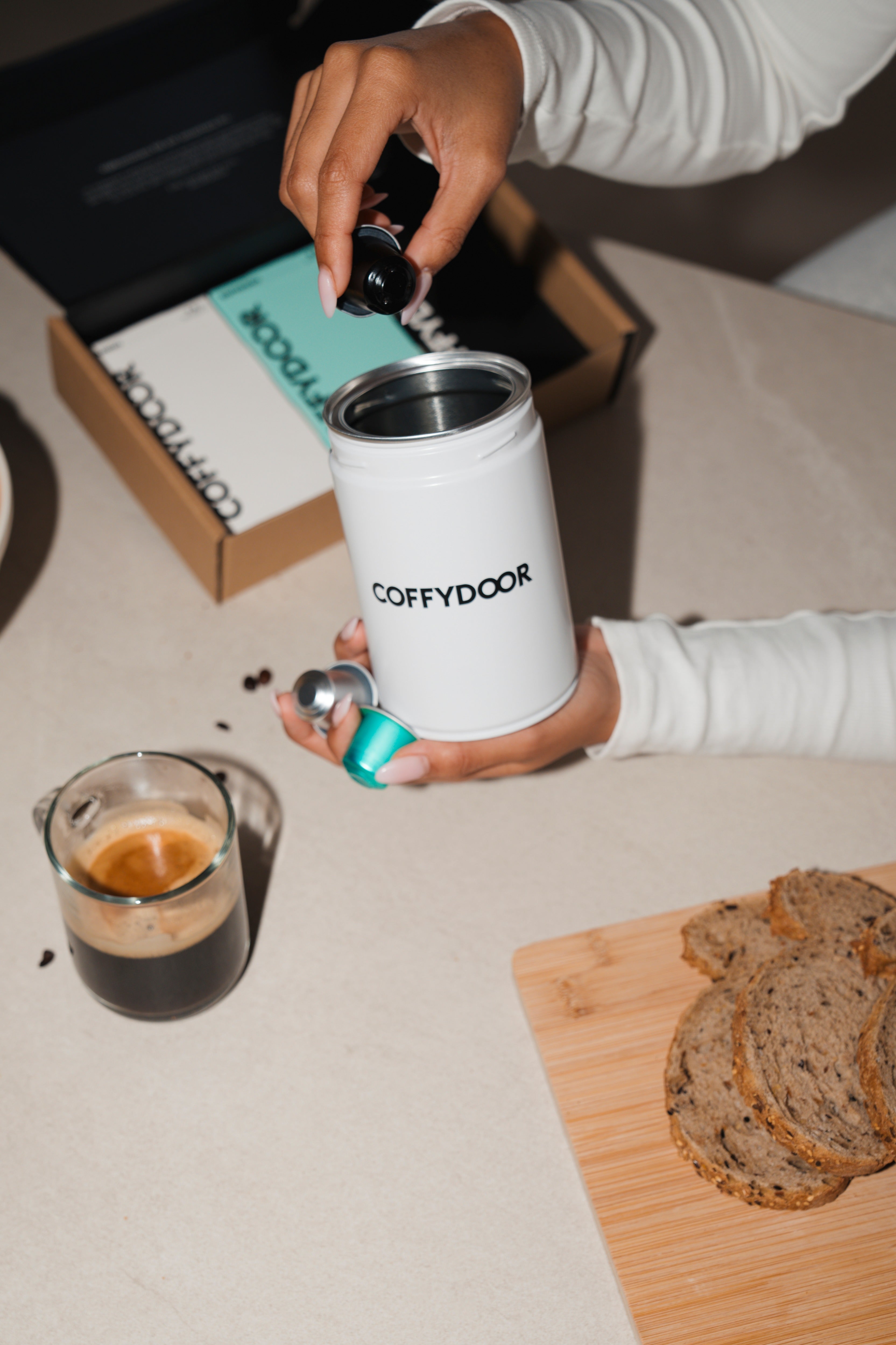 120 Nespresso kompatibla kaffekapslar + 2x Termosmuggar + kapselhållare